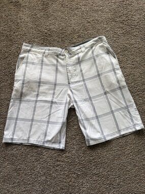 O'Neill Men's White and Light Gray Plaid Flat Front Shorts